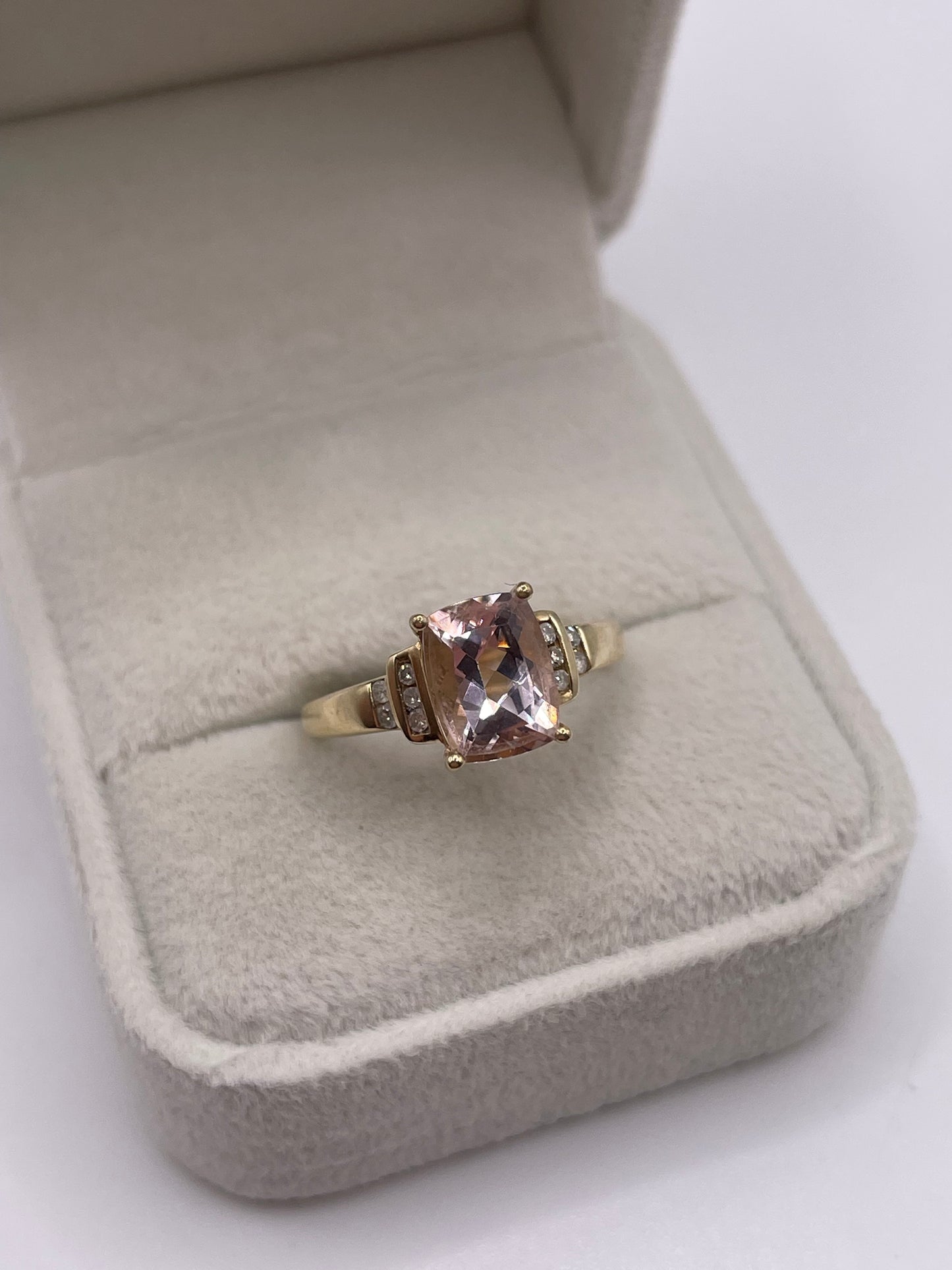 9ct gold morganite and diamond ring