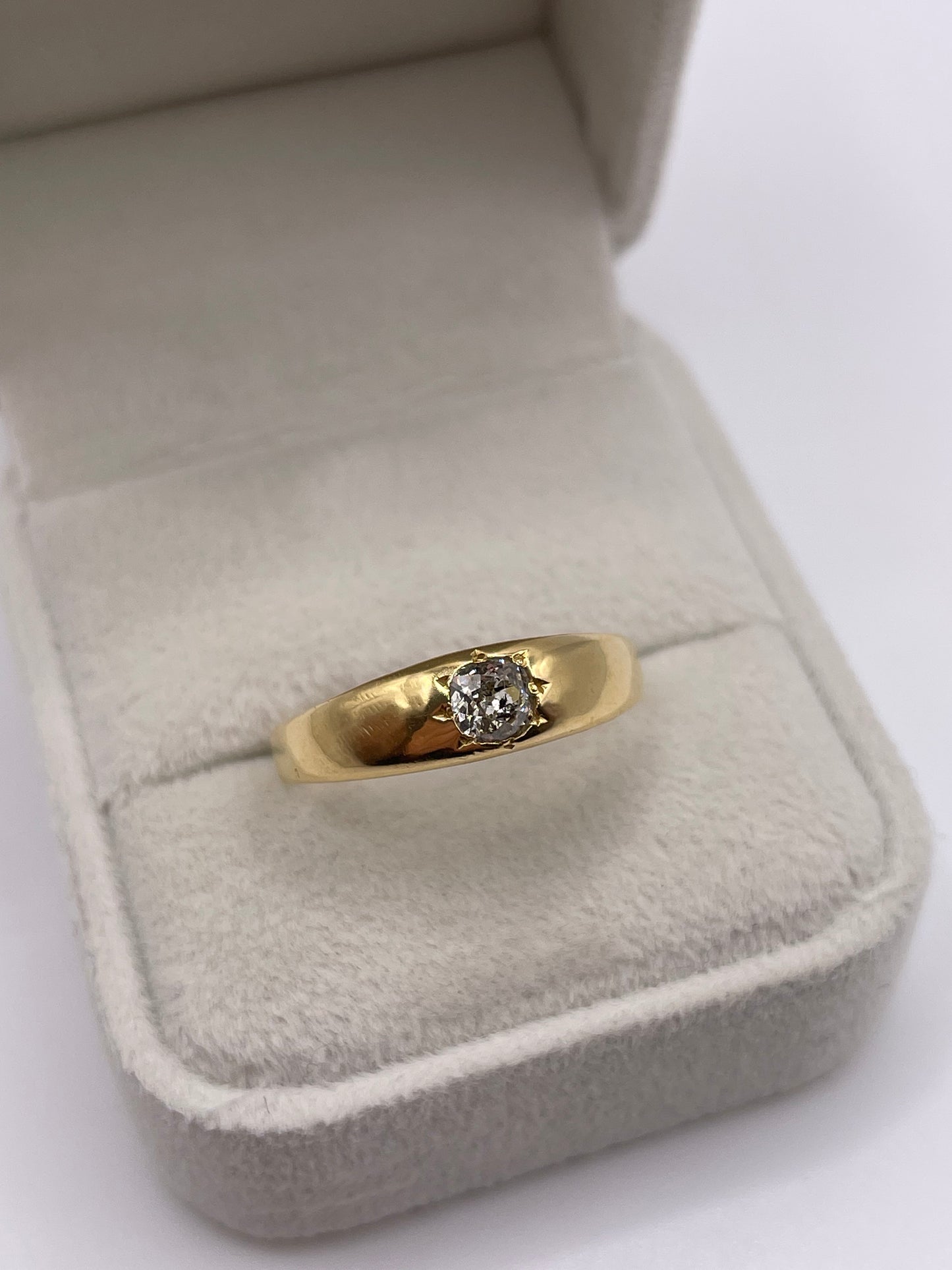 18ct gold diamond gypsy ring