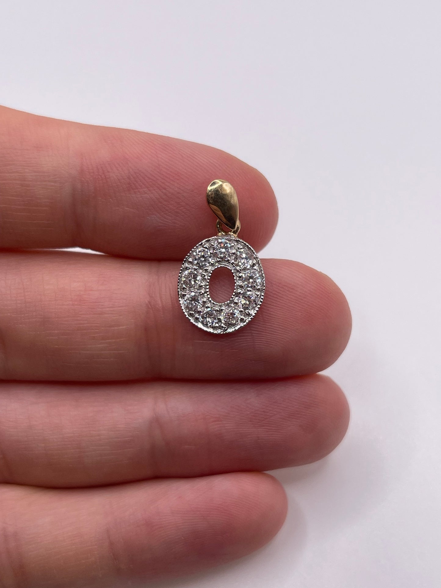 9ct gold cz initial O pendant