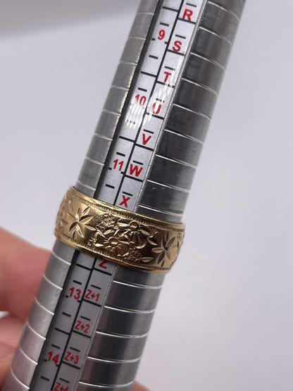 Heavy 9ct gold patterned buckle ring