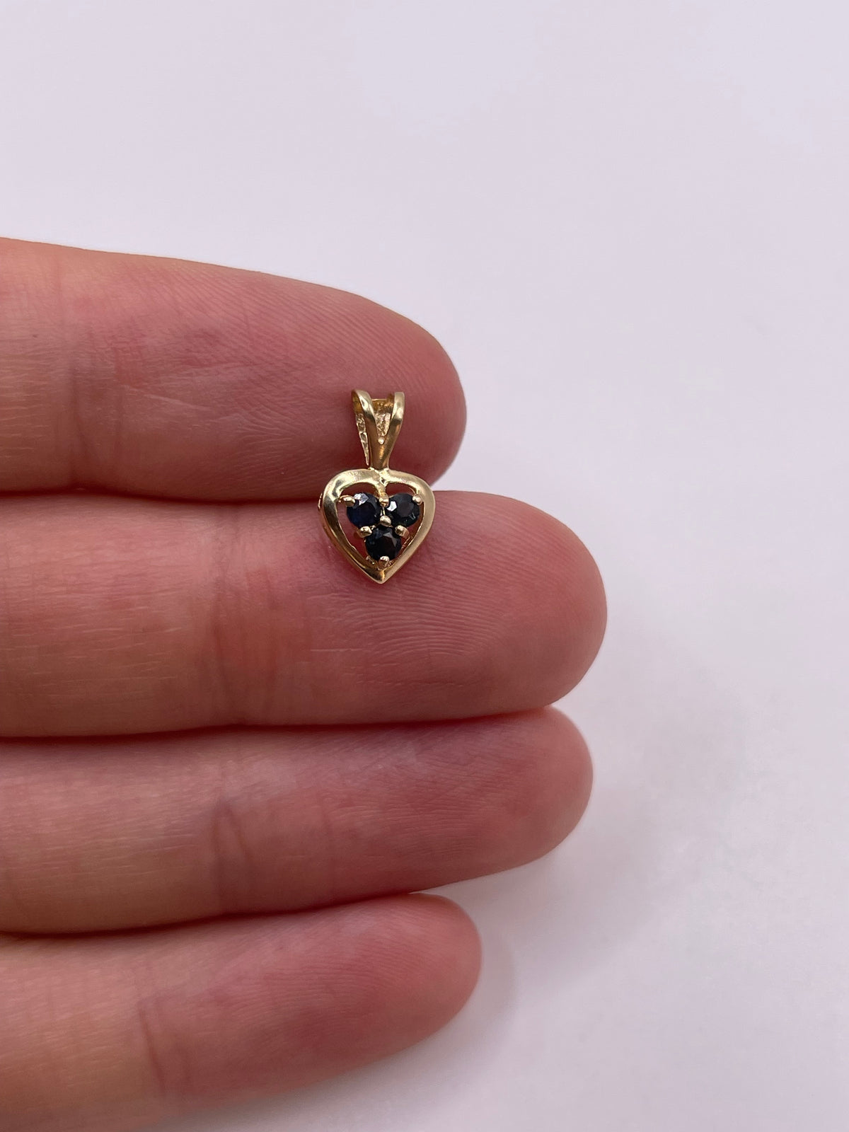 9ct gold sapphire pendant
