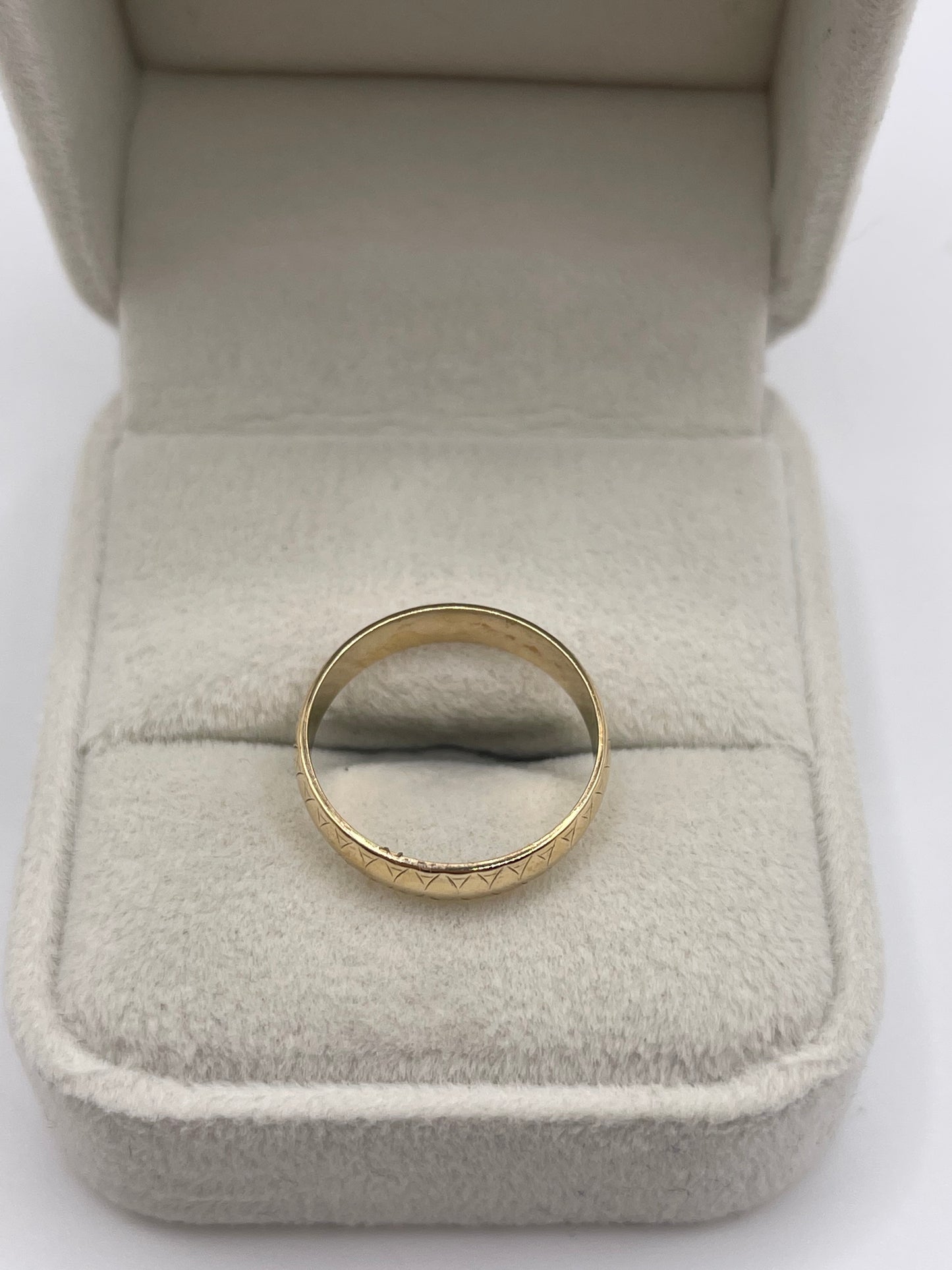 9ct gold patterned band