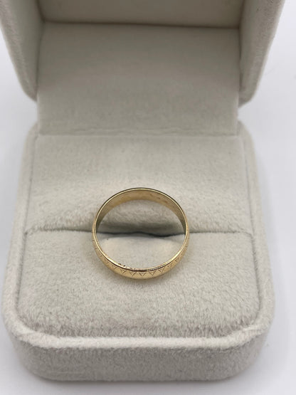 9ct gold patterned band