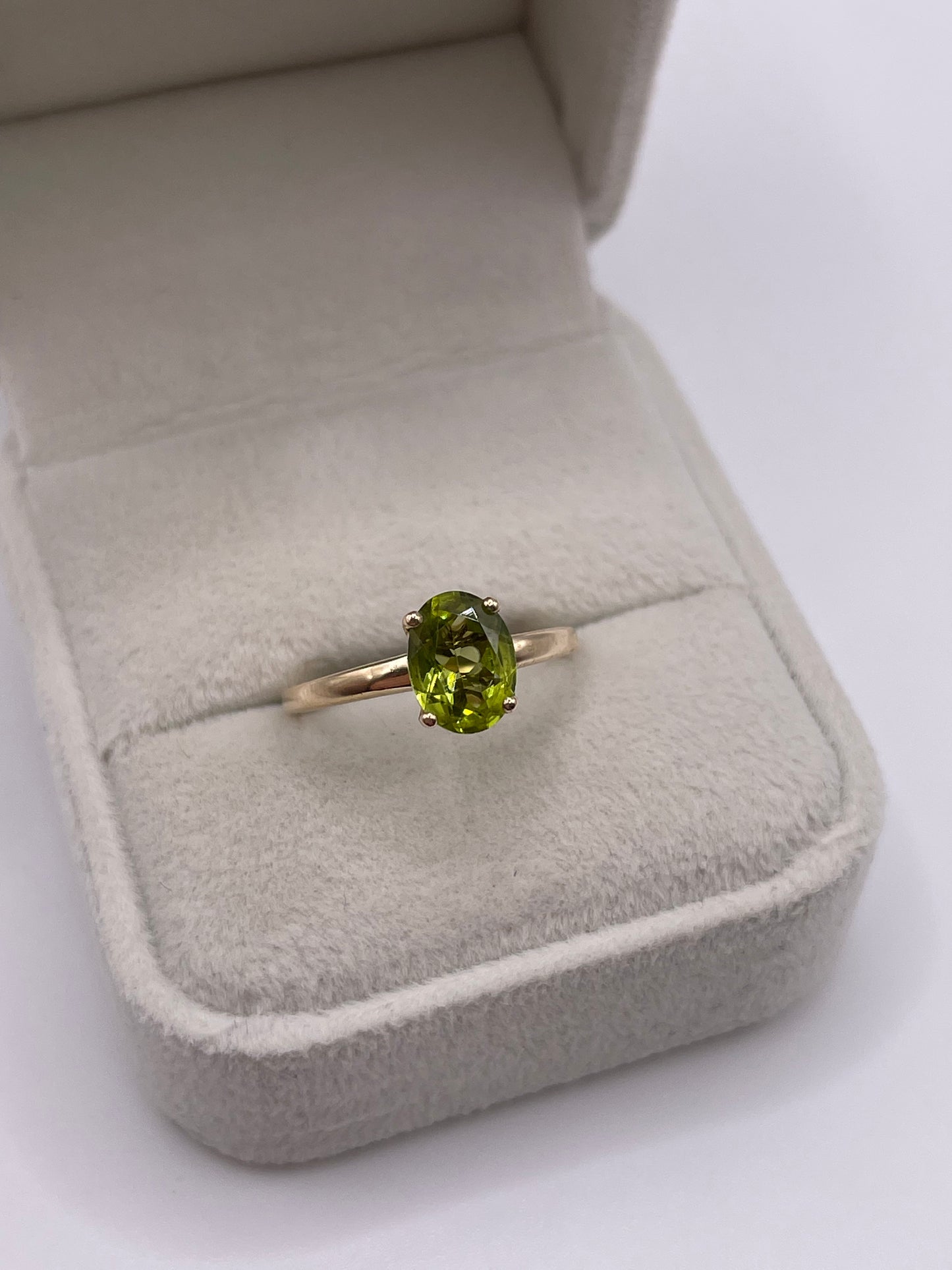 9ct gold peridot ring