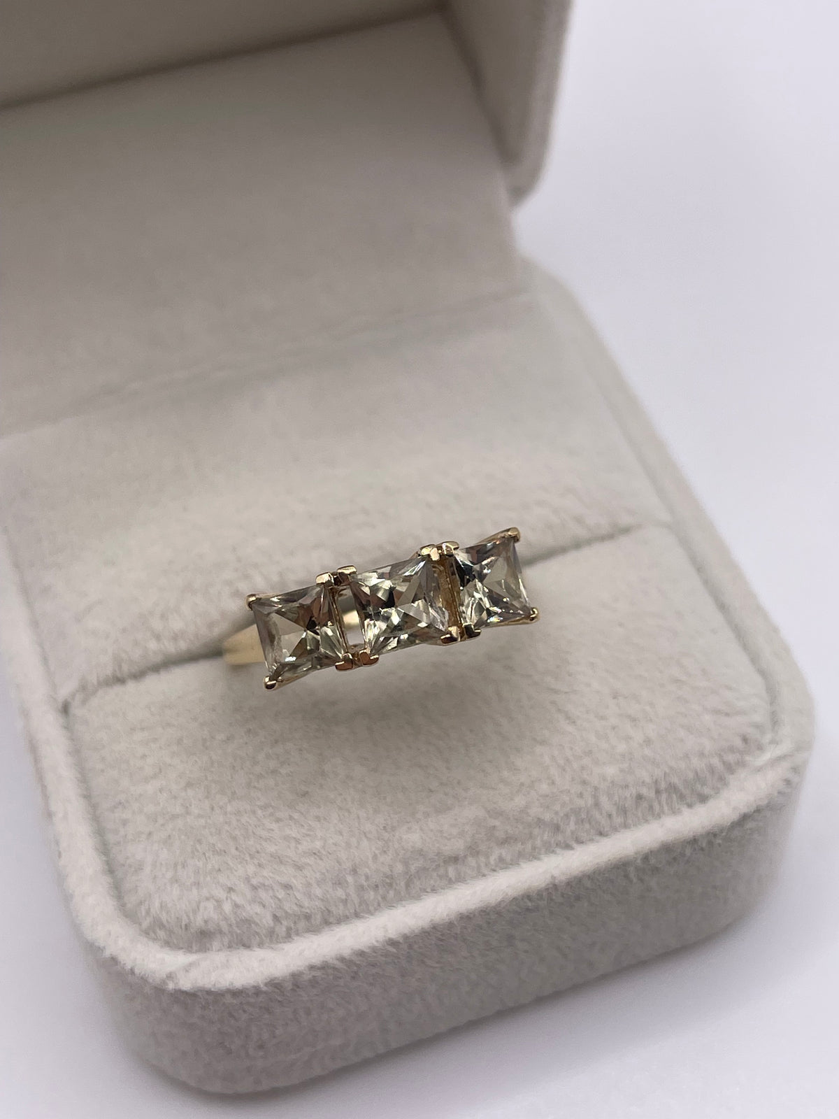 9ct gold quartz ring