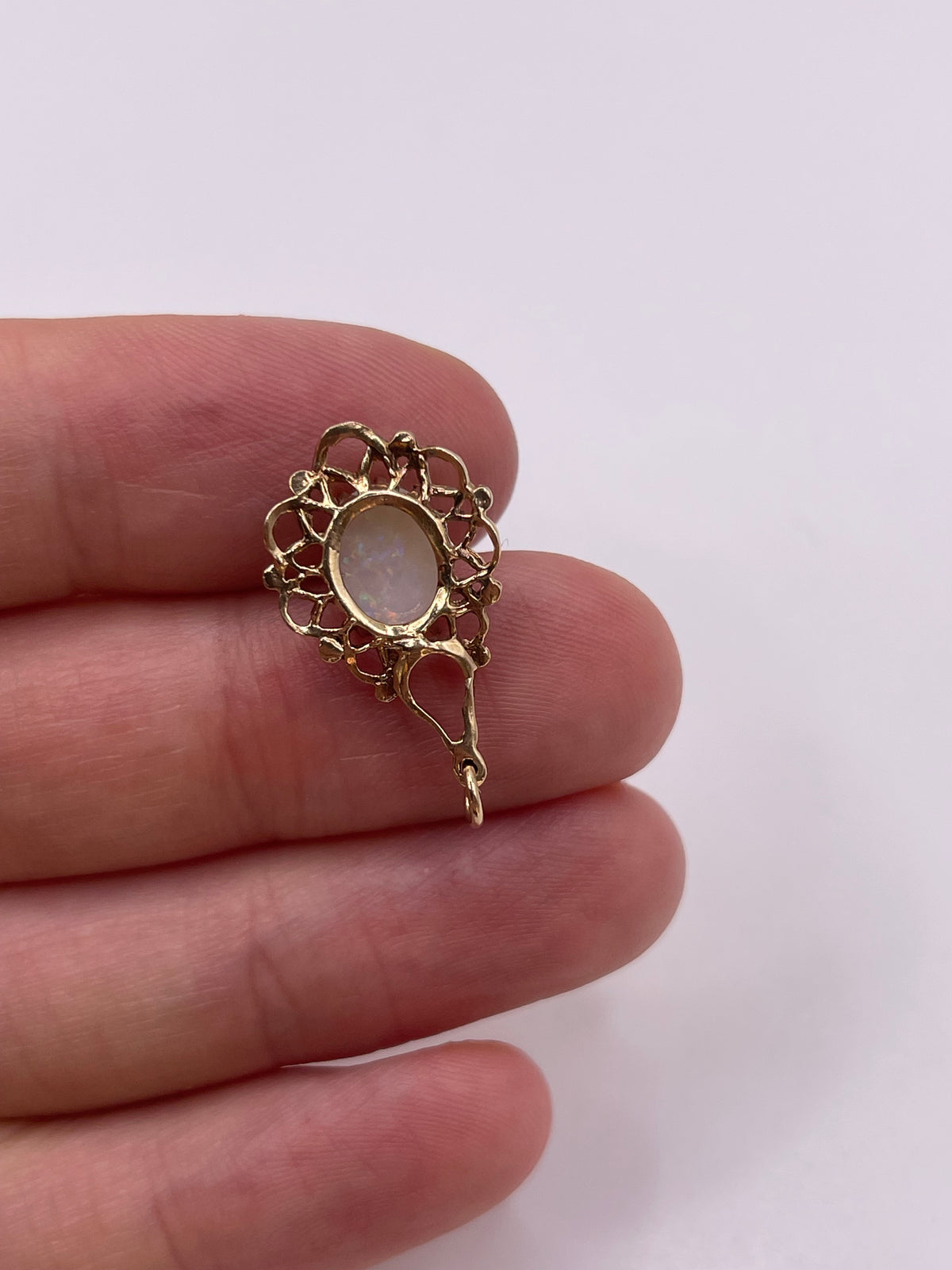 9ct gold opal pendant