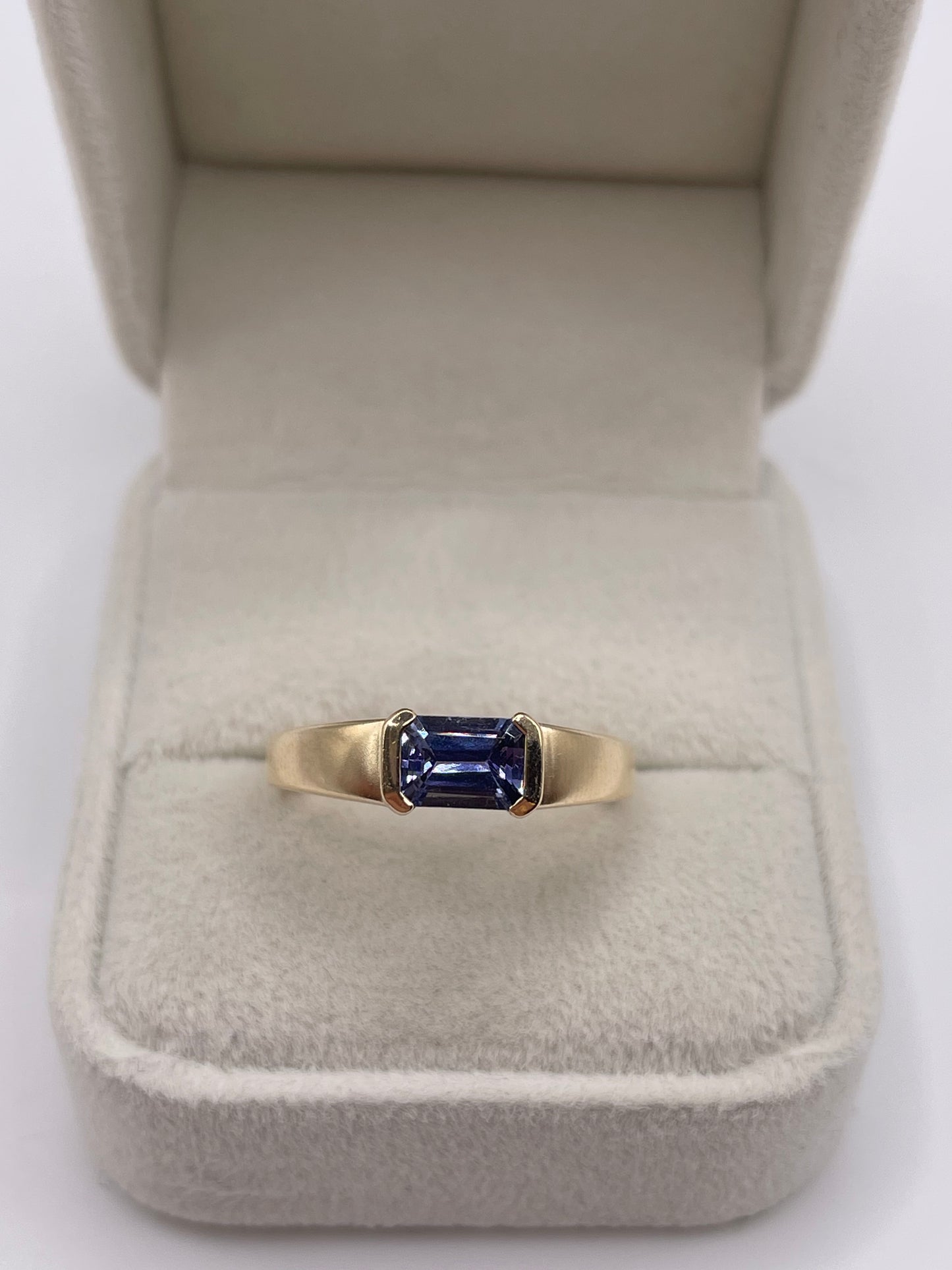 9ct gold iolite ring