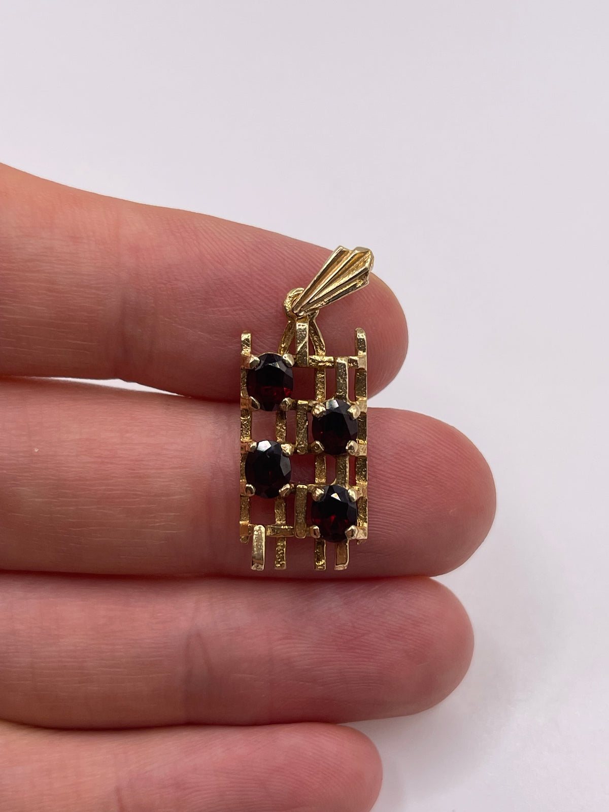 9ct gold garnet pendant
