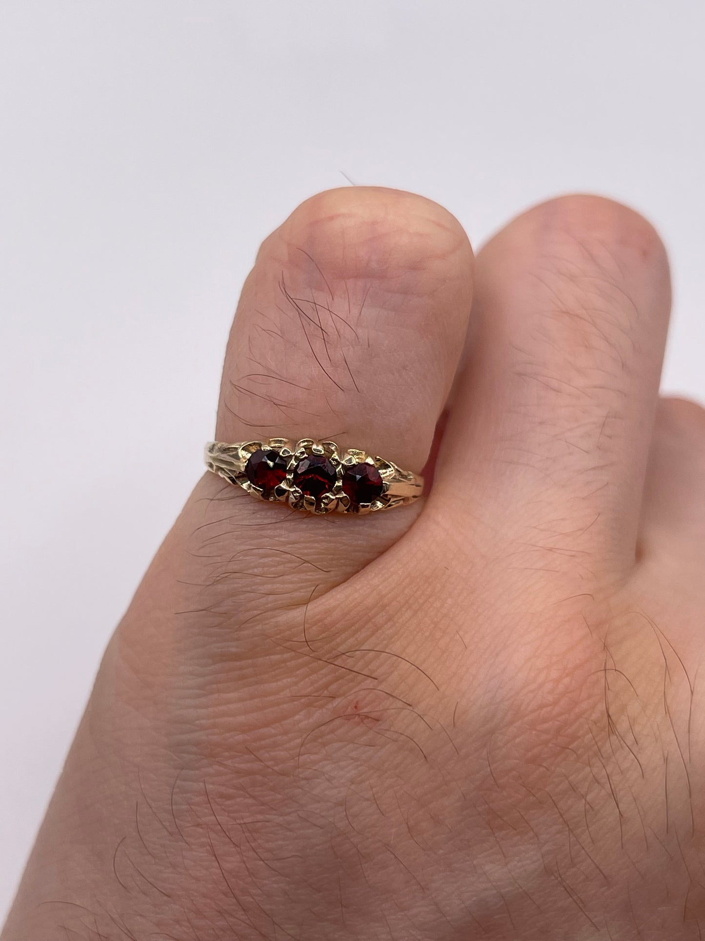 9ct gold garnet ring
