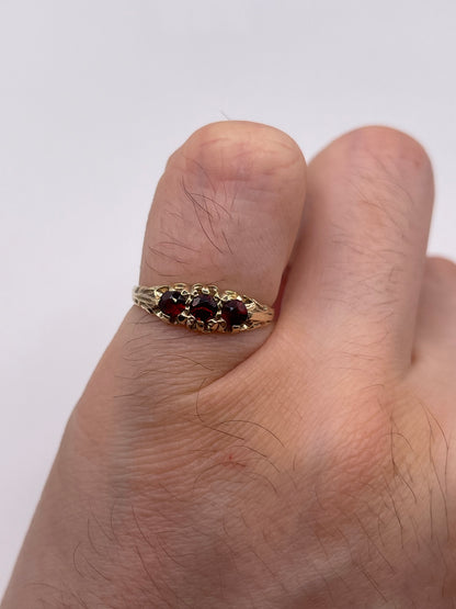 9ct gold garnet ring
