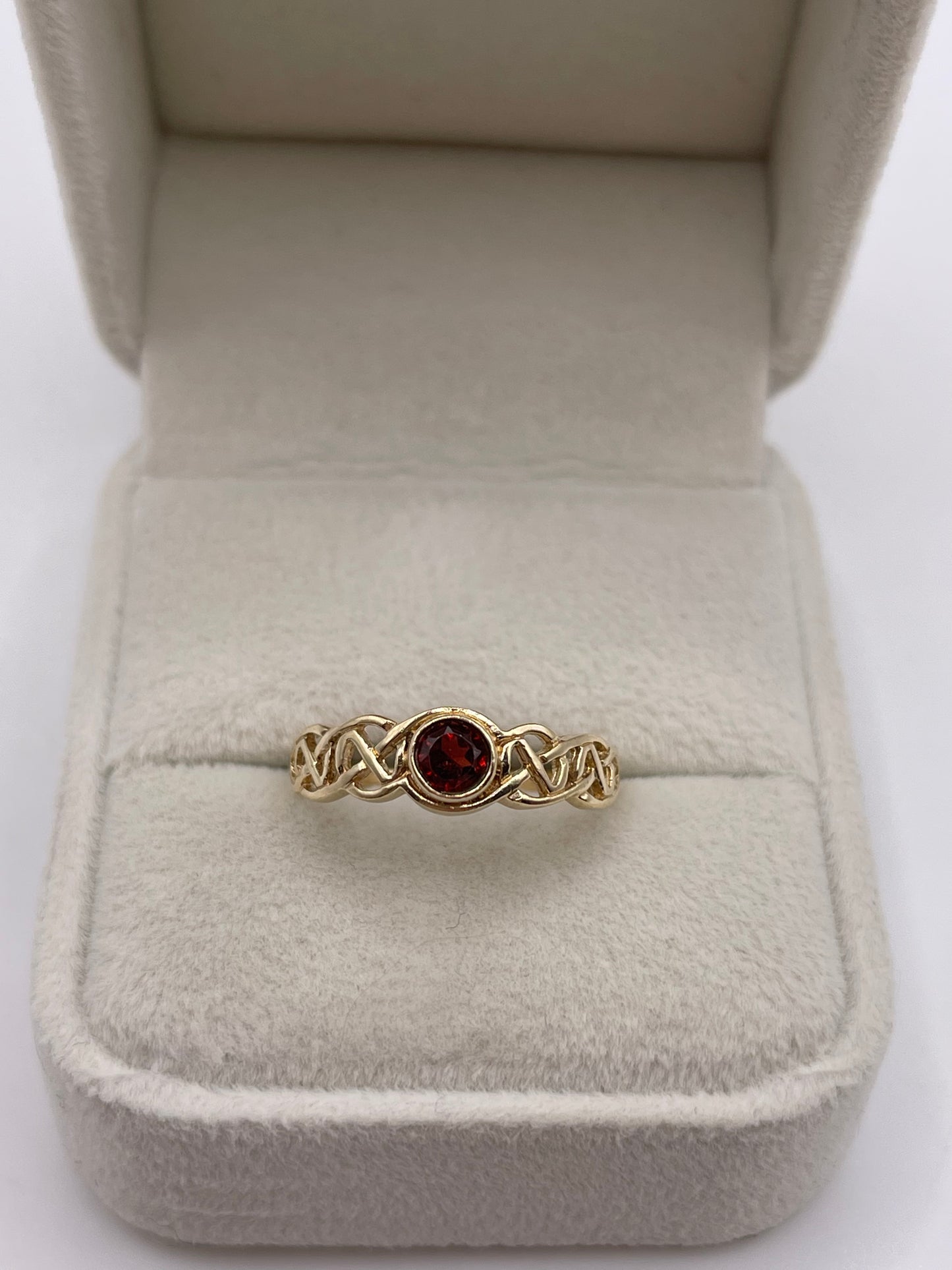 9ct gold garnet ring