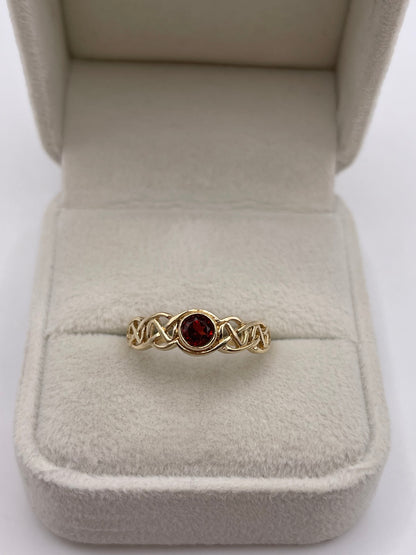 9ct gold garnet ring
