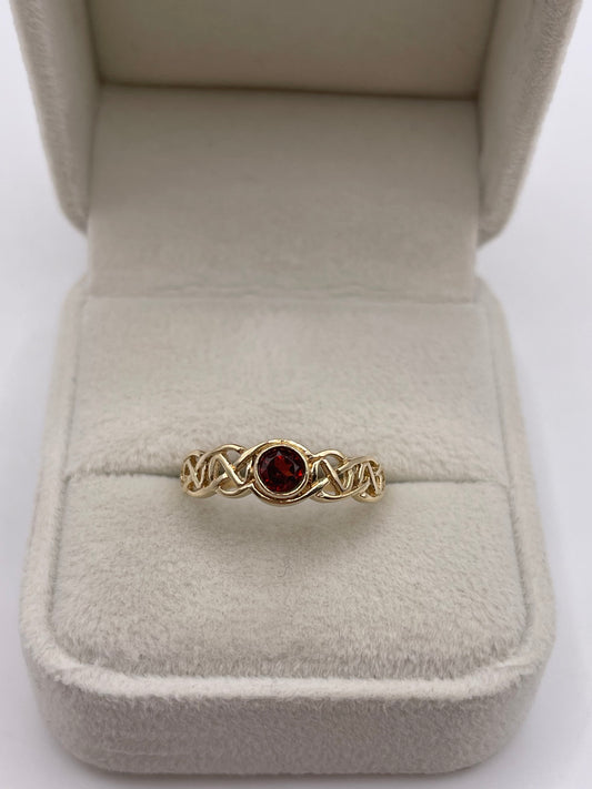 9ct gold garnet ring