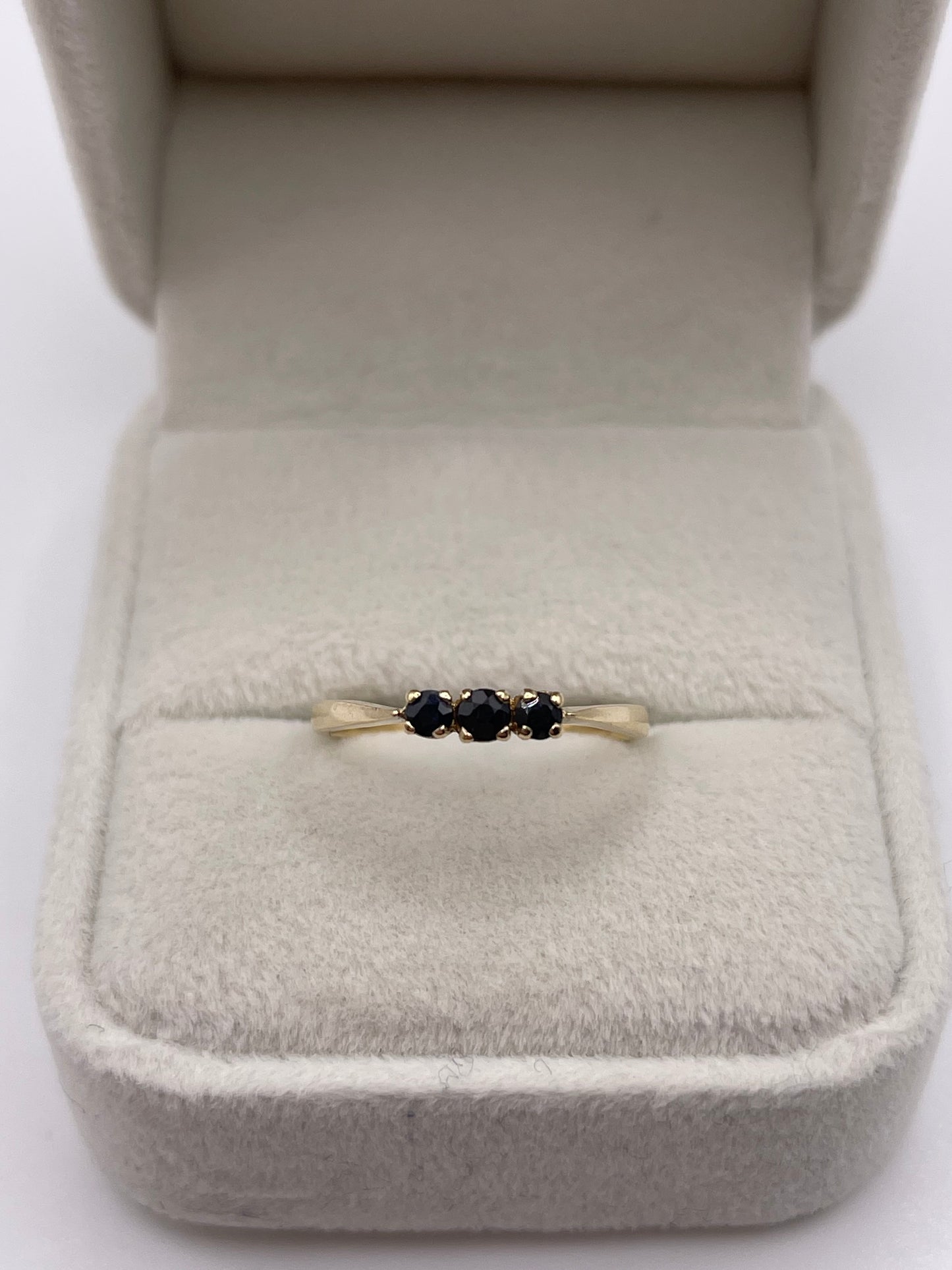 9ct gold sapphire ring