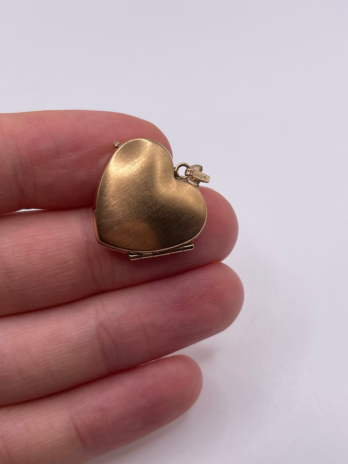 9ct gold heart locket pendant