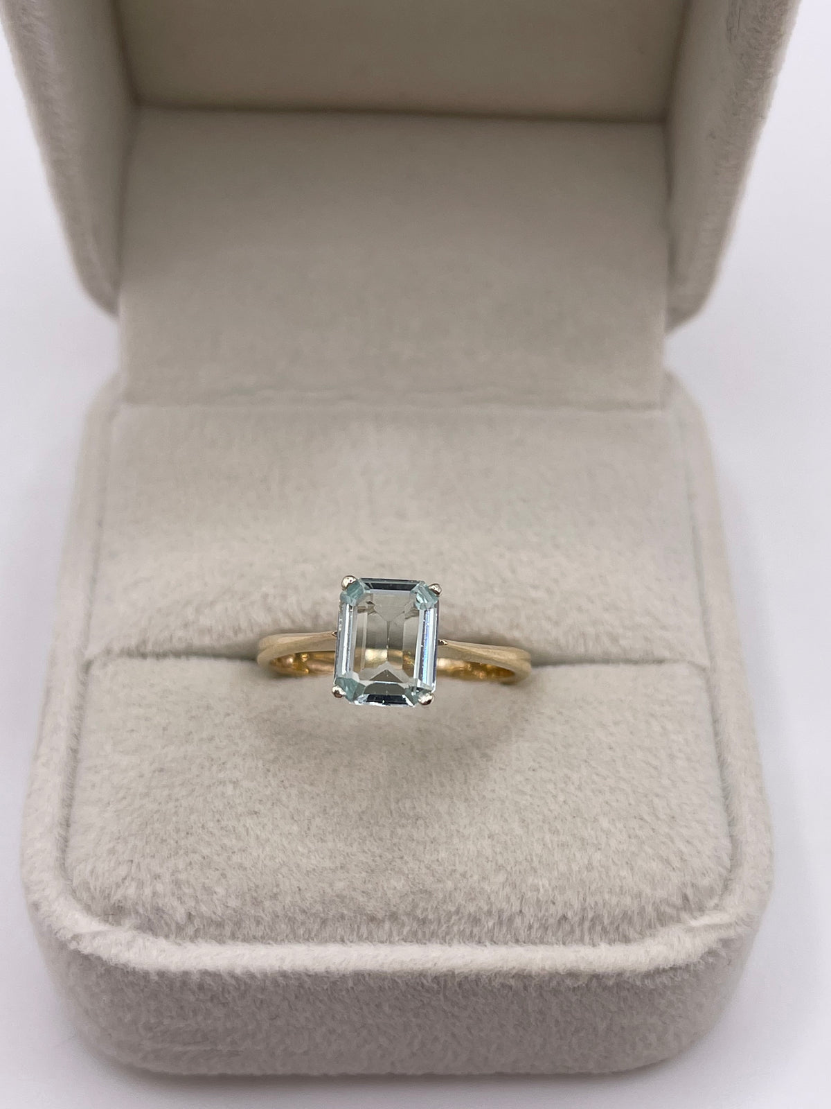 9ct gold aquamarine ring