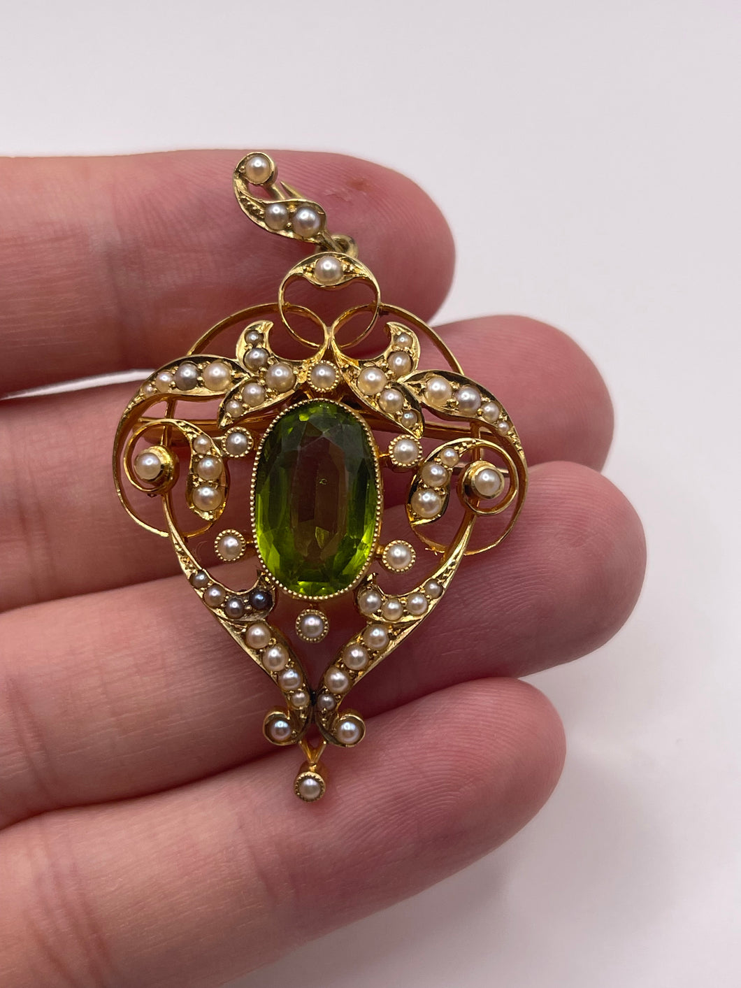 Antique 15ct peridot and pearl pendant / brooch