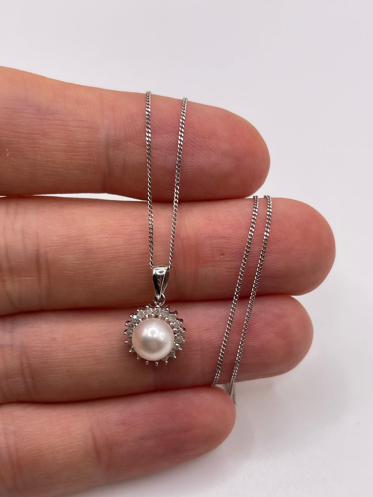 9ct white gold pearl and diamond necklace