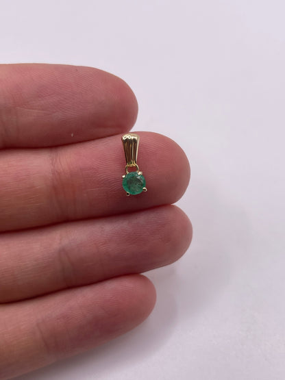 9ct gold emerald pendant