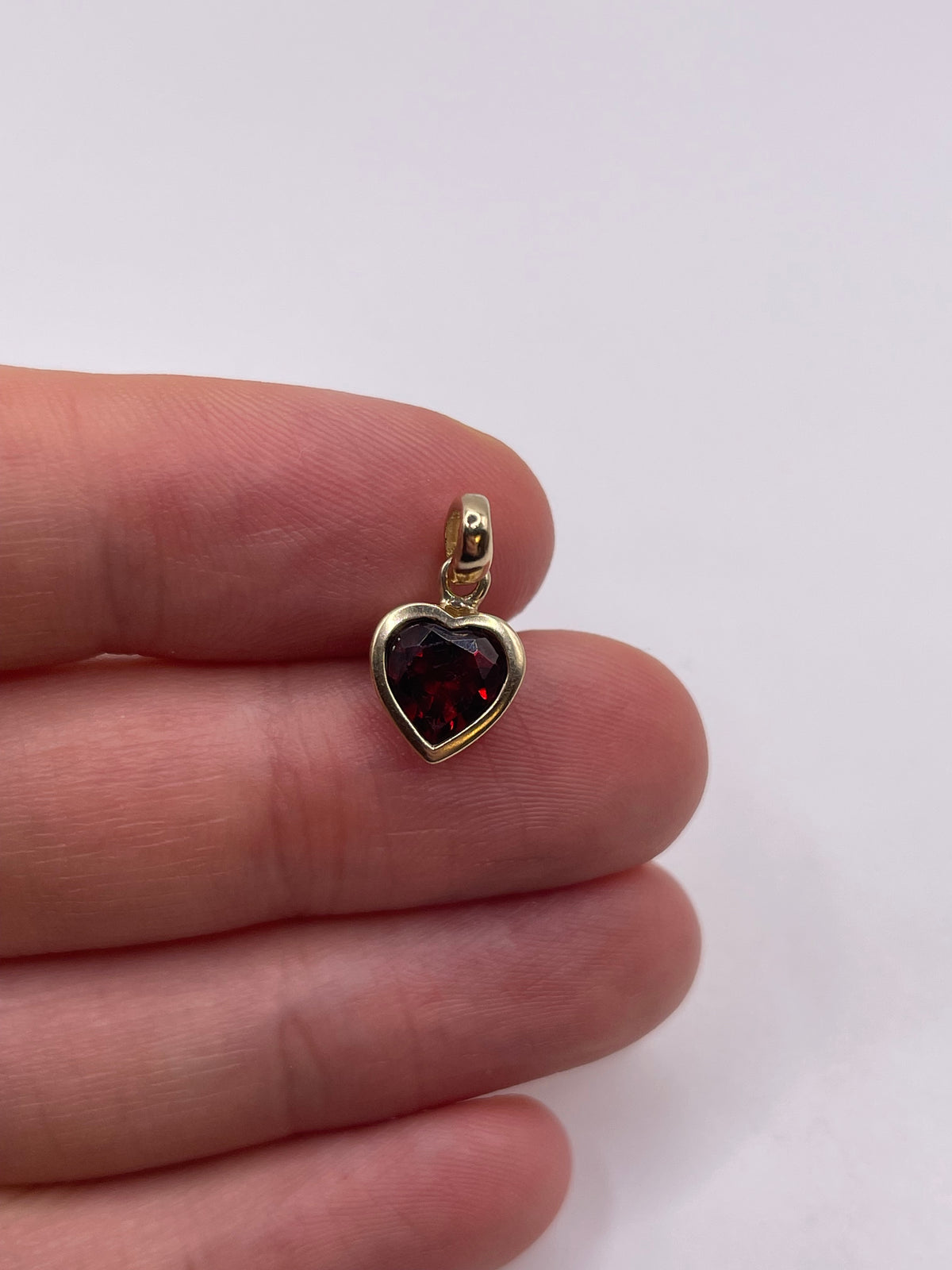 9ct gold garnet heart pendant