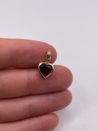 9ct gold garnet heart pendant