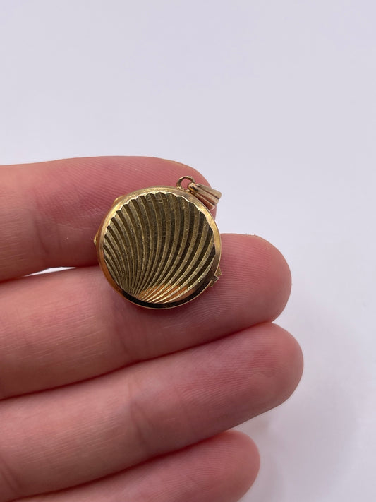 9ct gold locket pendant