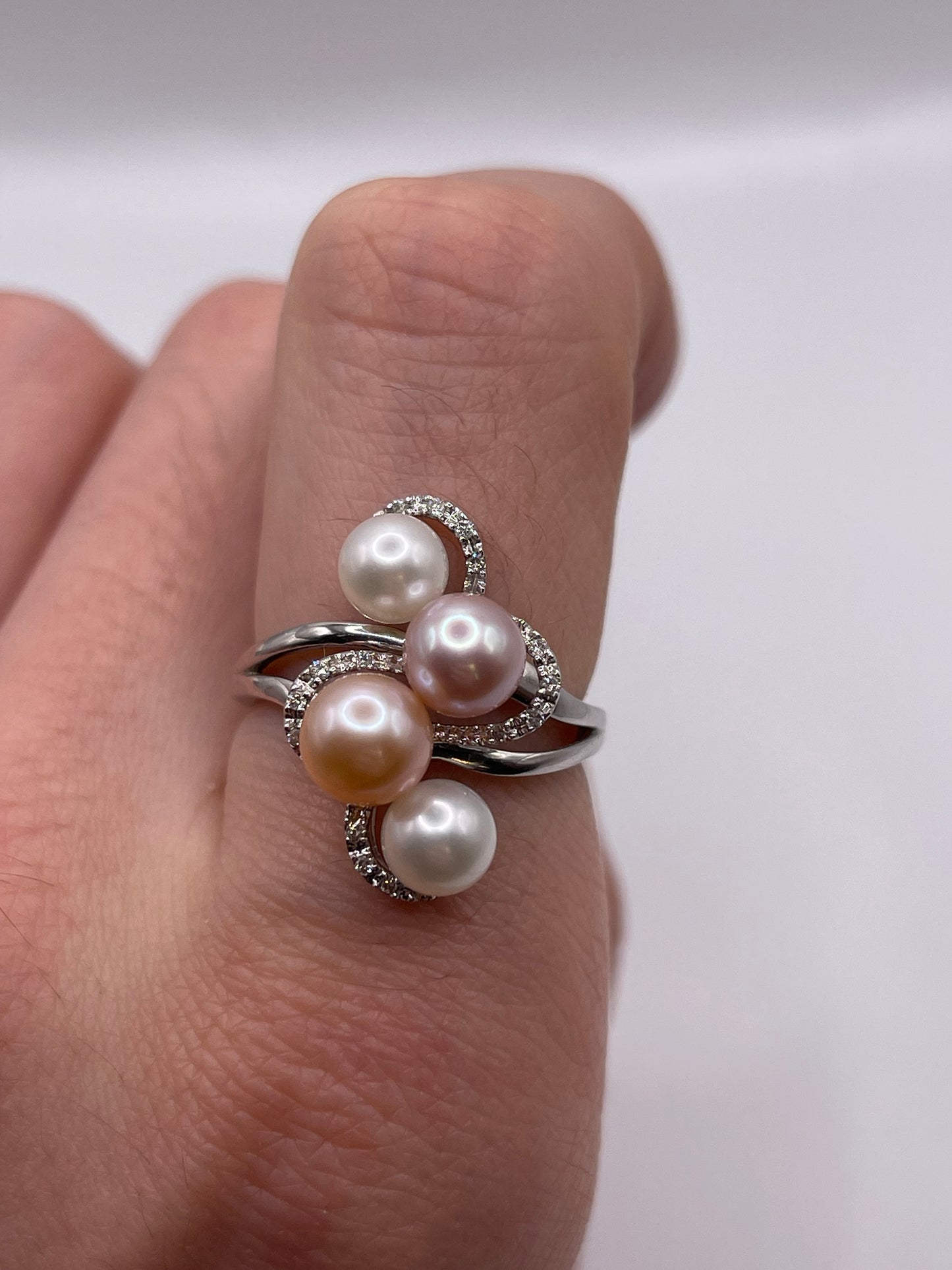 9ct white gold pearl and diamond ring