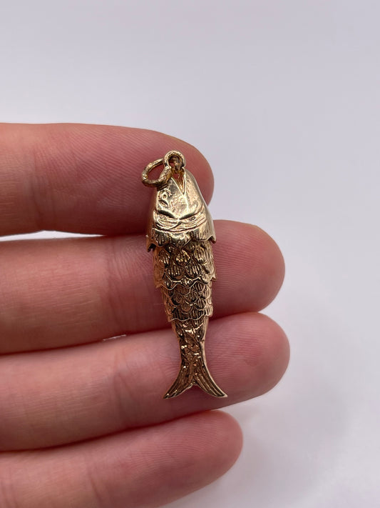 9ct gold articulated fish pendant