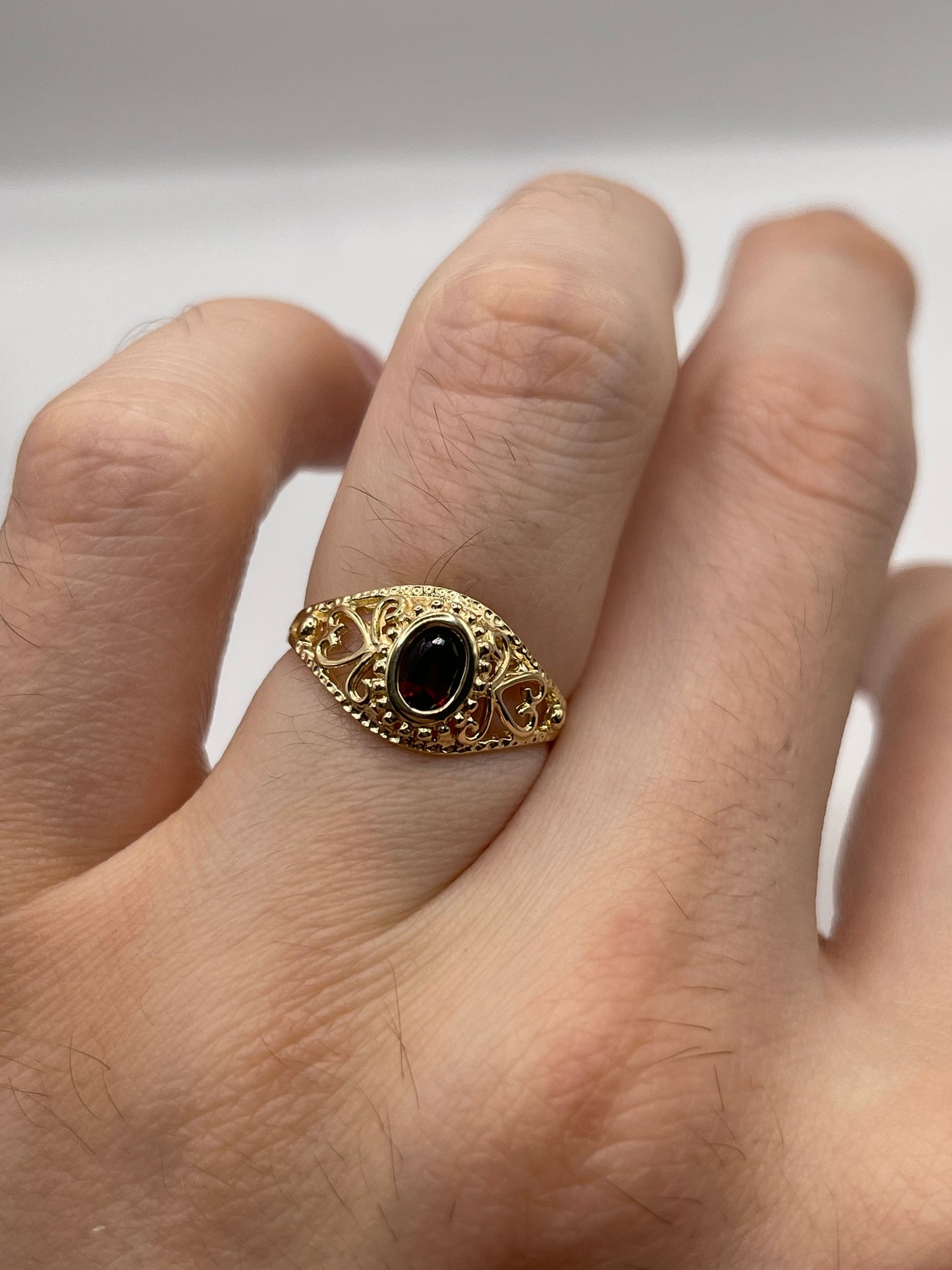 9ct gold garnet ring