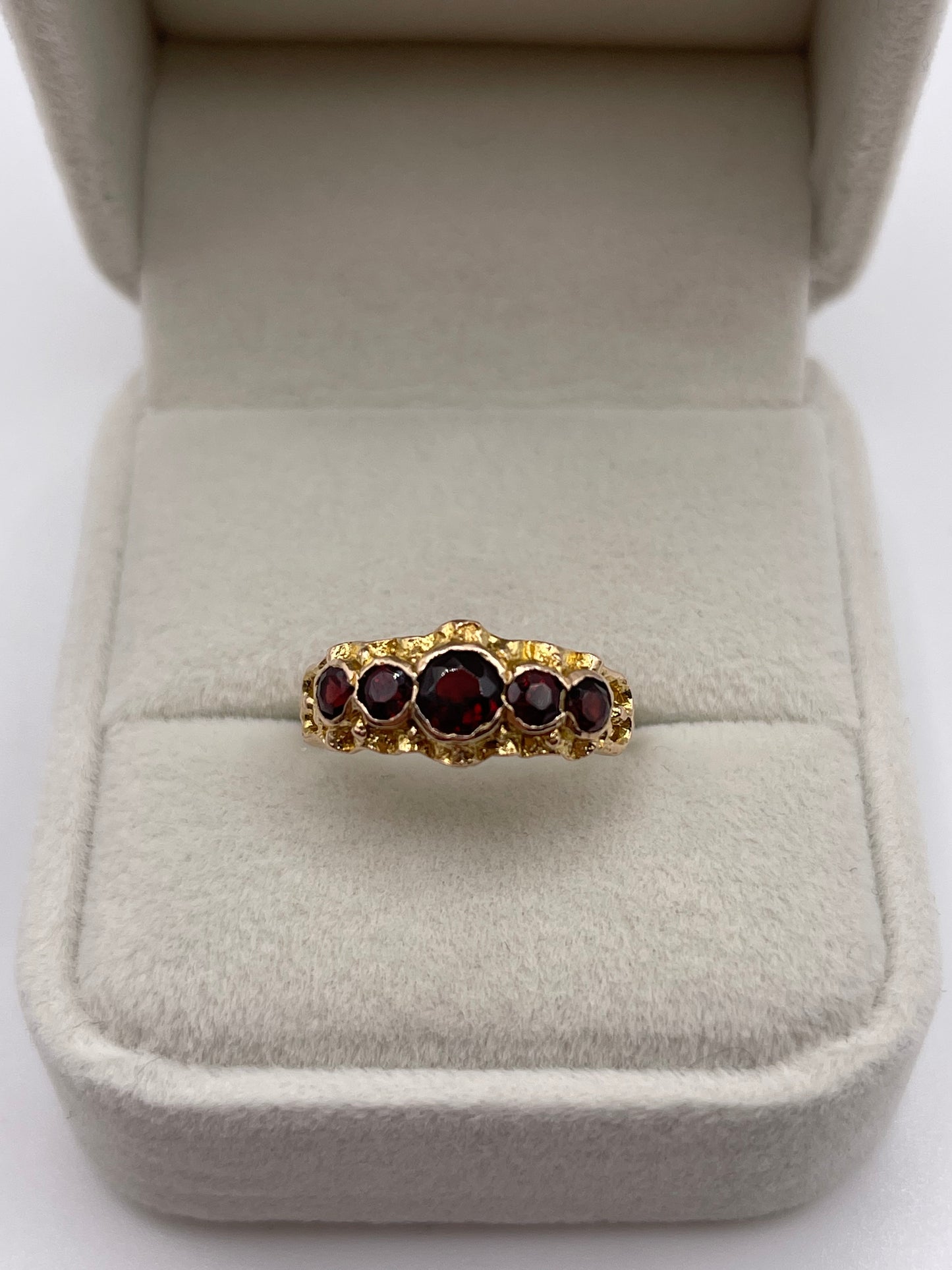 9ct gold garnet ring