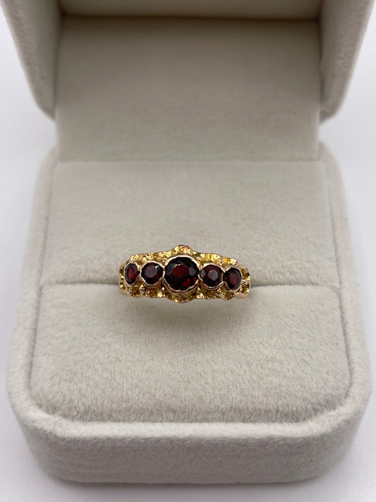 9ct gold garnet ring