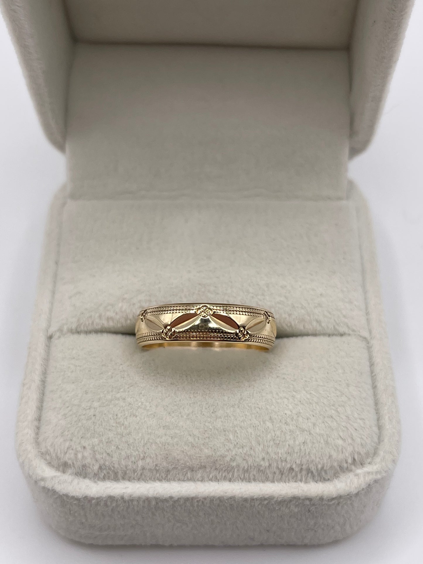 9ct gold patterned band