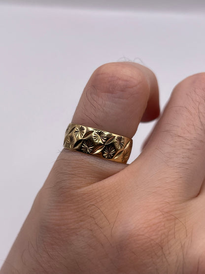 9ct gold patterned band