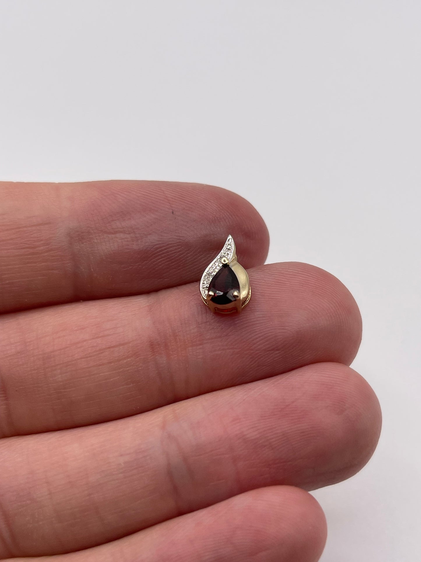 9ct gold garnet and diamond pendant