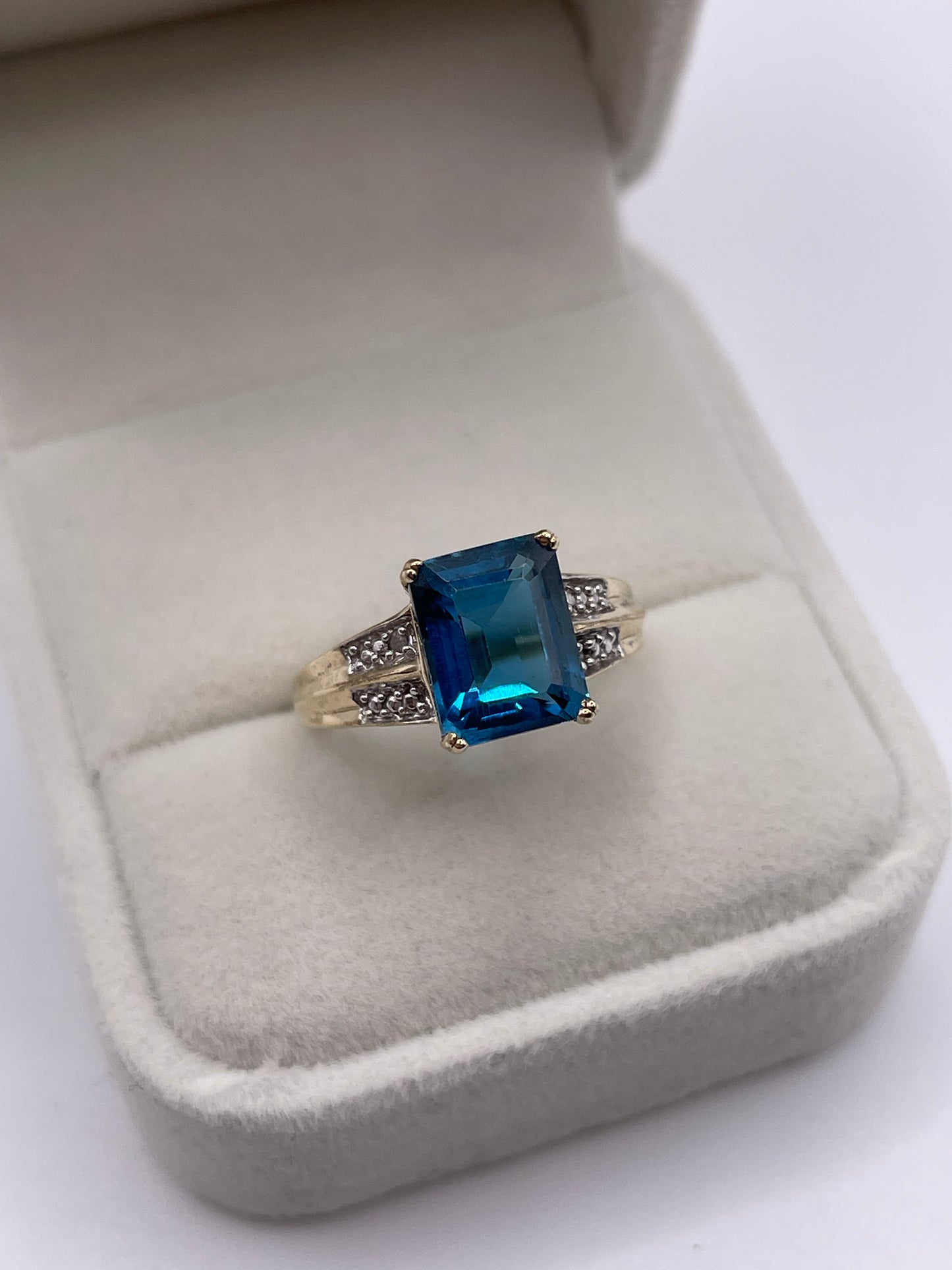 9ct gold London blue topaz and diamond ring