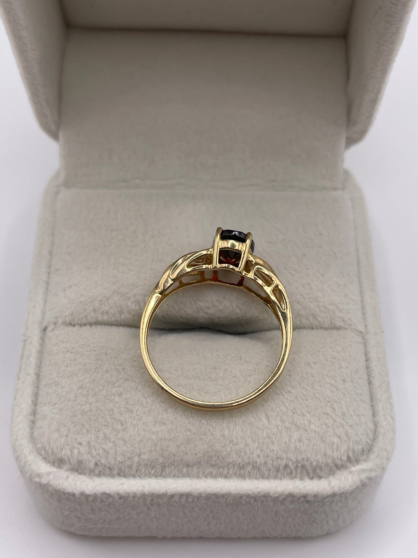 9ct gold garnet ring