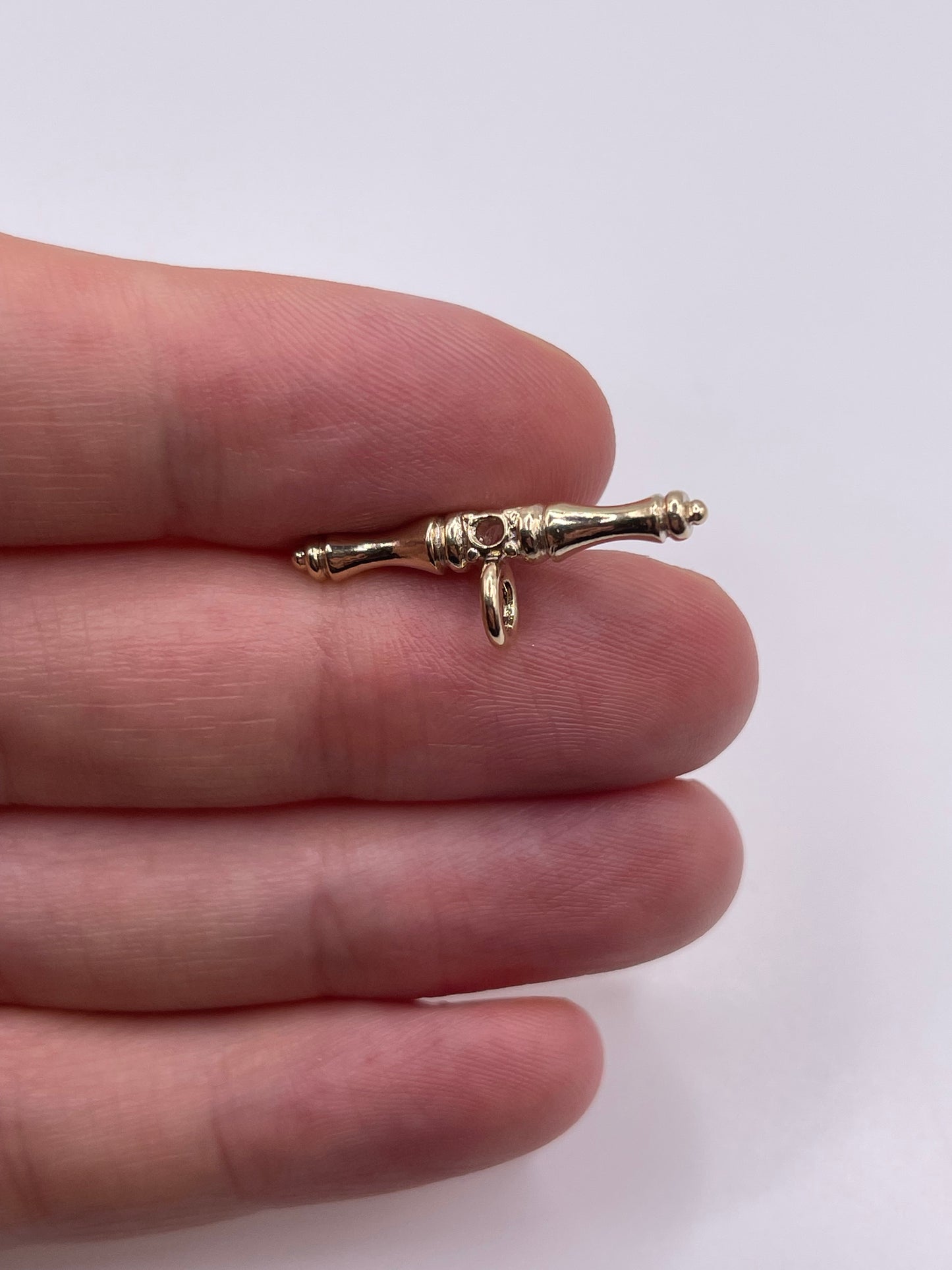 9ct gold moonstone t bar pendant