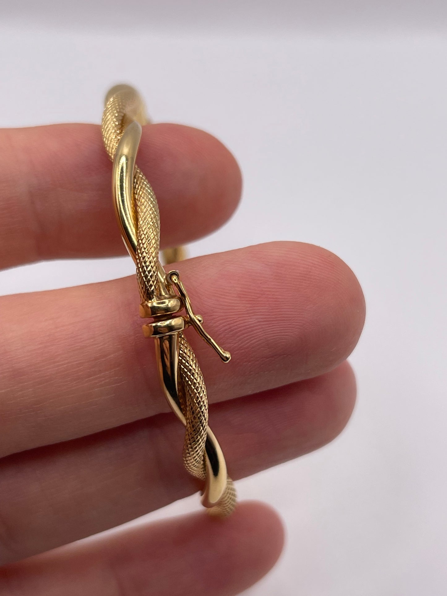 9ct gold bangle
