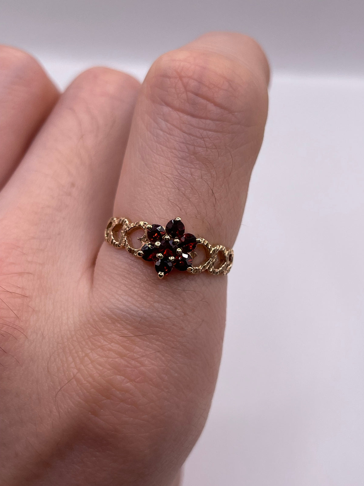 9ct gold garnet ring