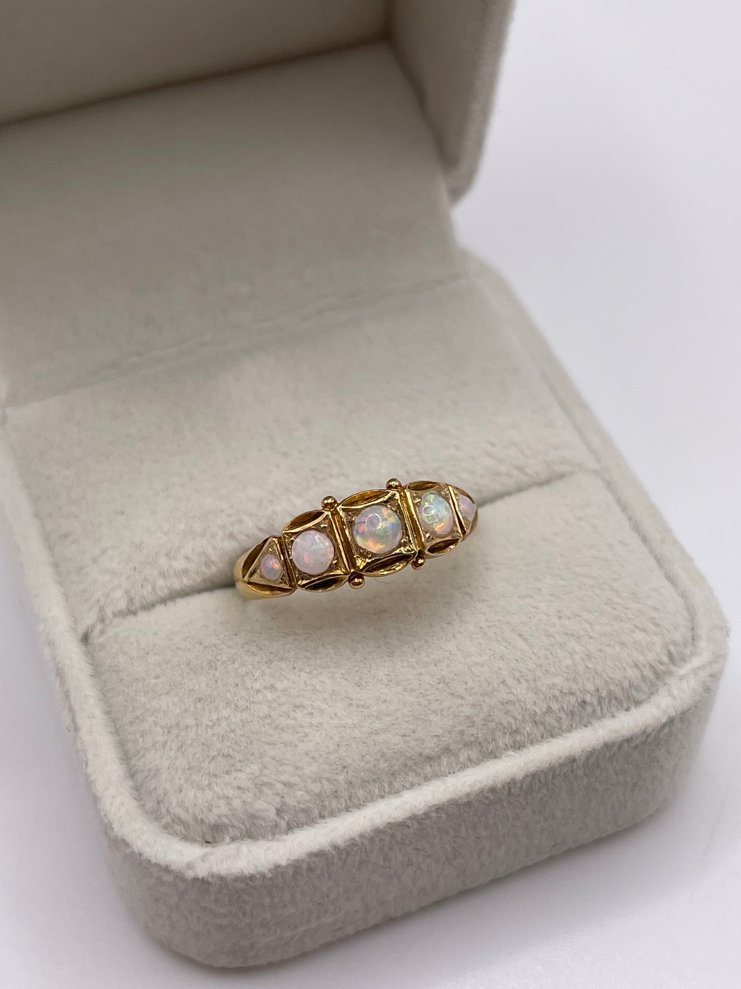 Antique 18ct gold opal ring