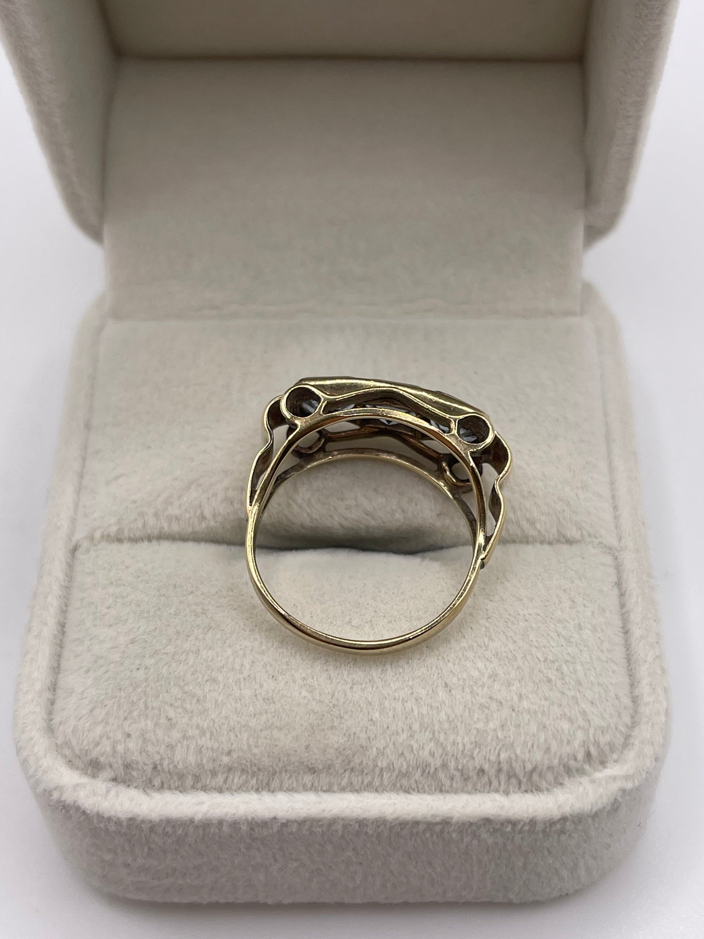 8ct gold synthetic spinel ring
