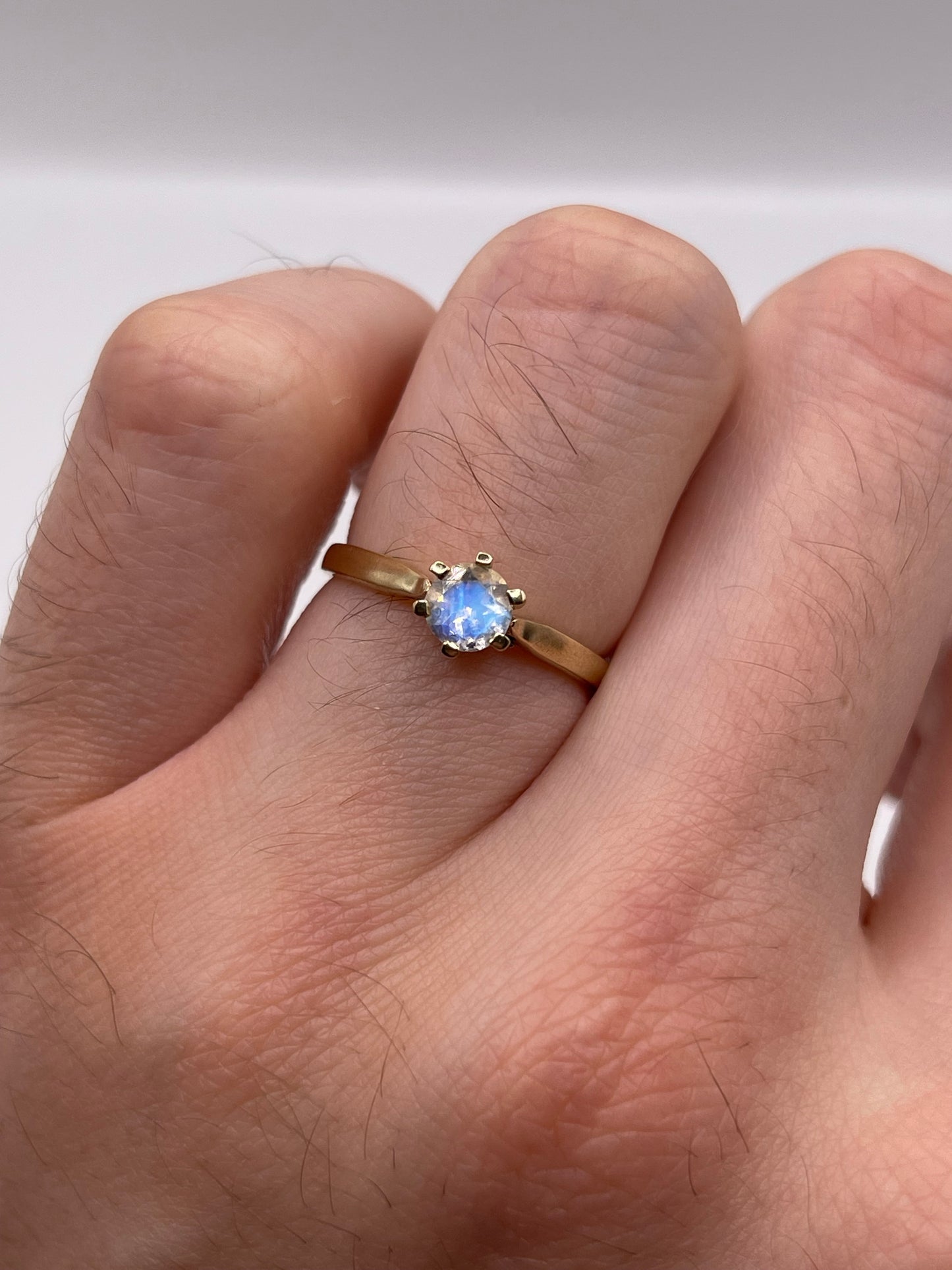 9ct gold rainbow moonstone ring