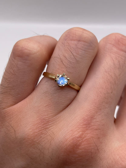 9ct gold rainbow moonstone ring