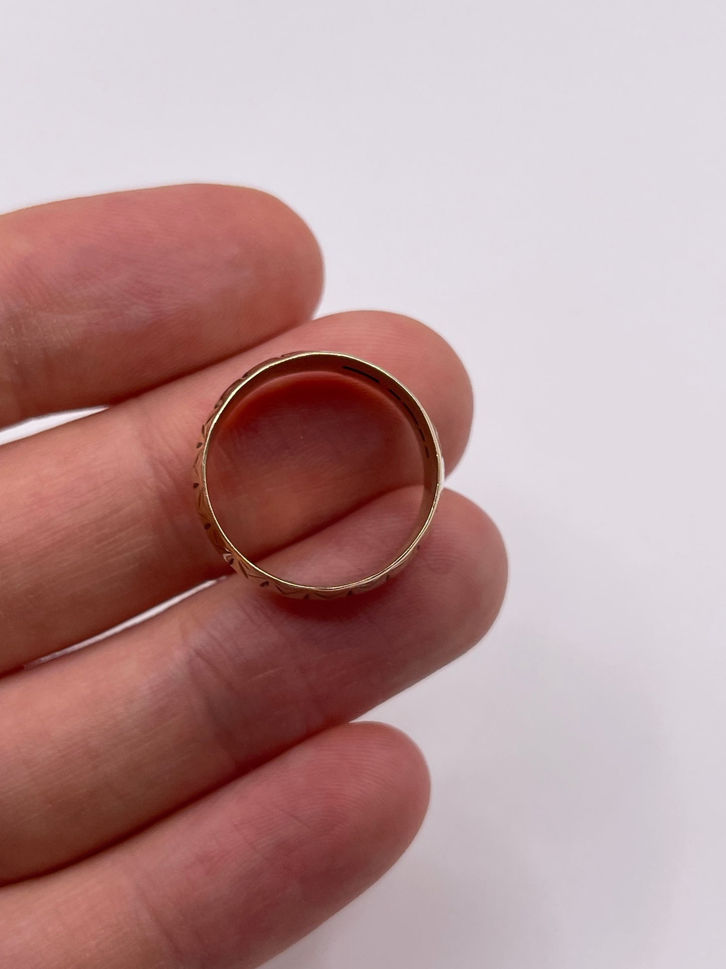 9ct gold patterned band