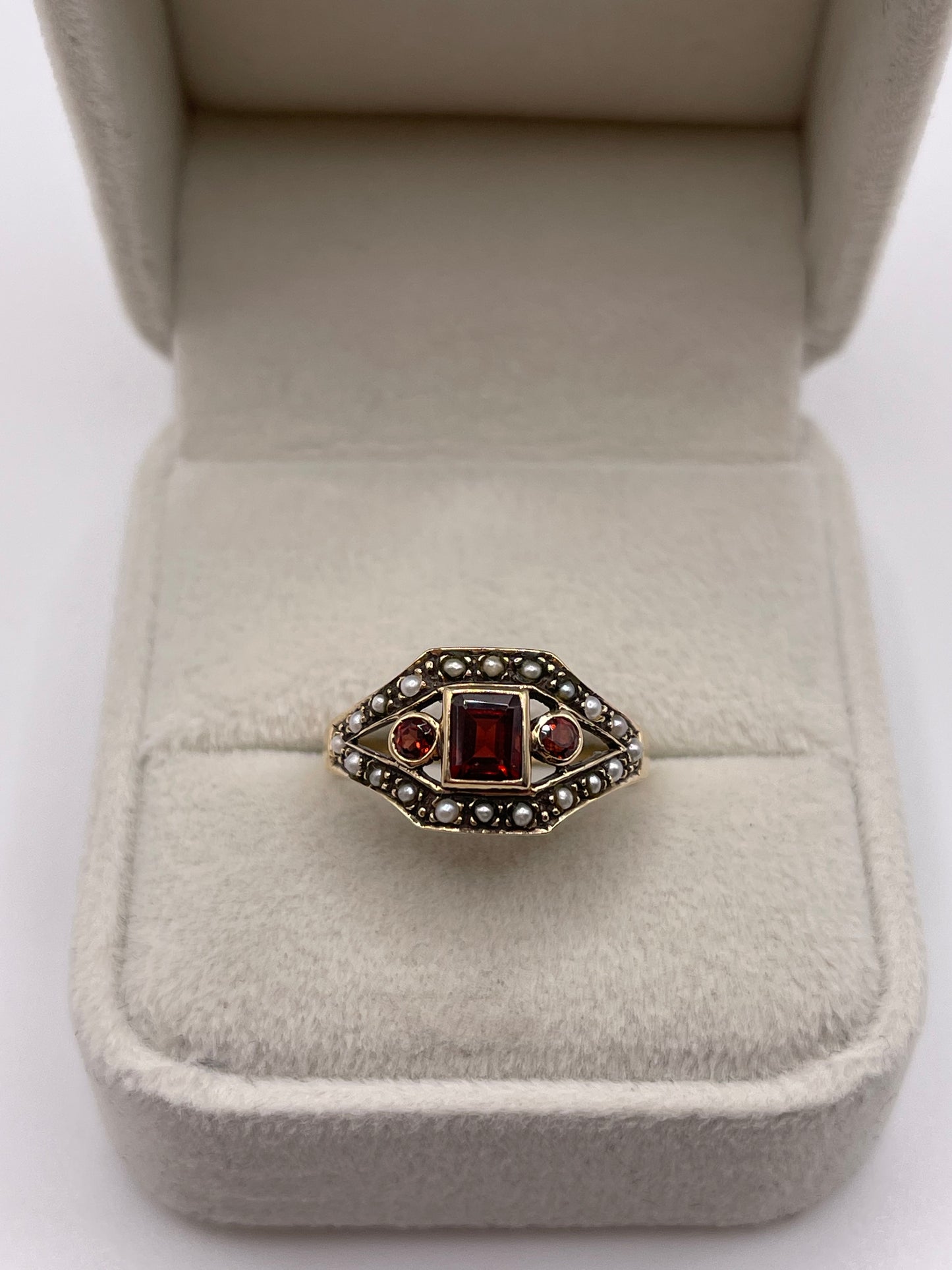 9ct gold garnet and pearl ring