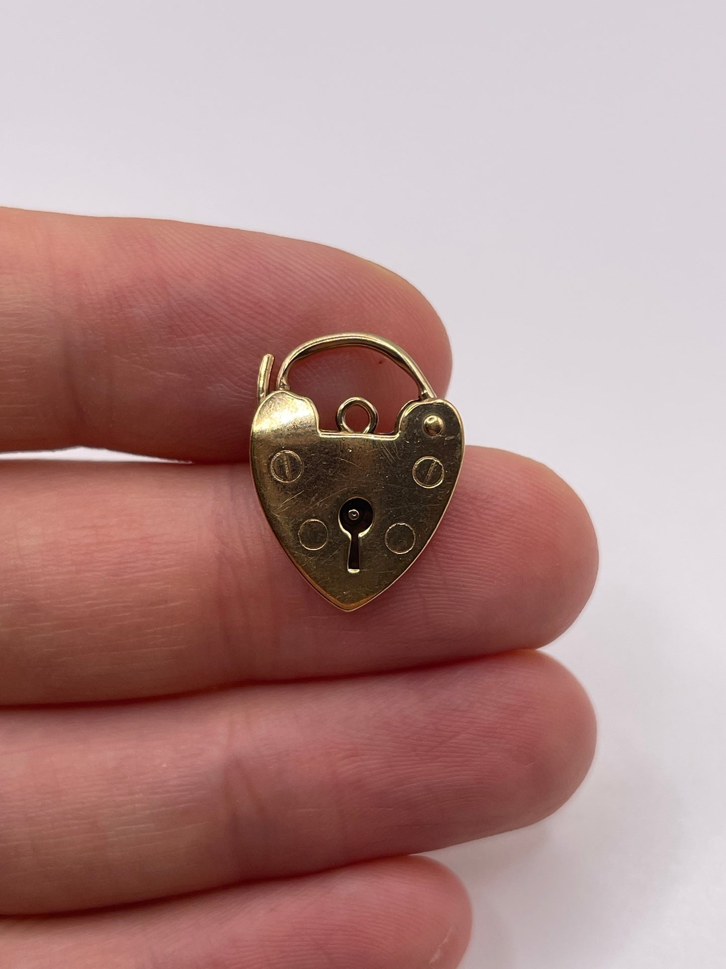 9ct gold padlock 1