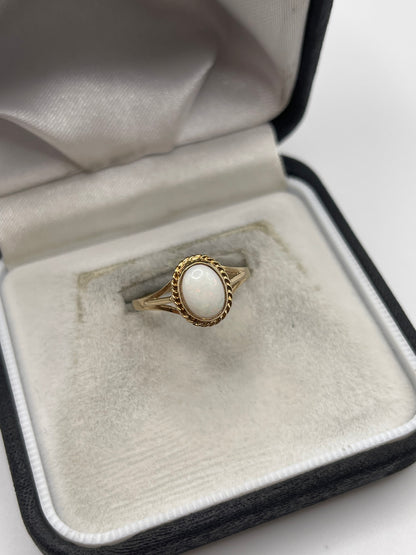 9ct gold opal ring
