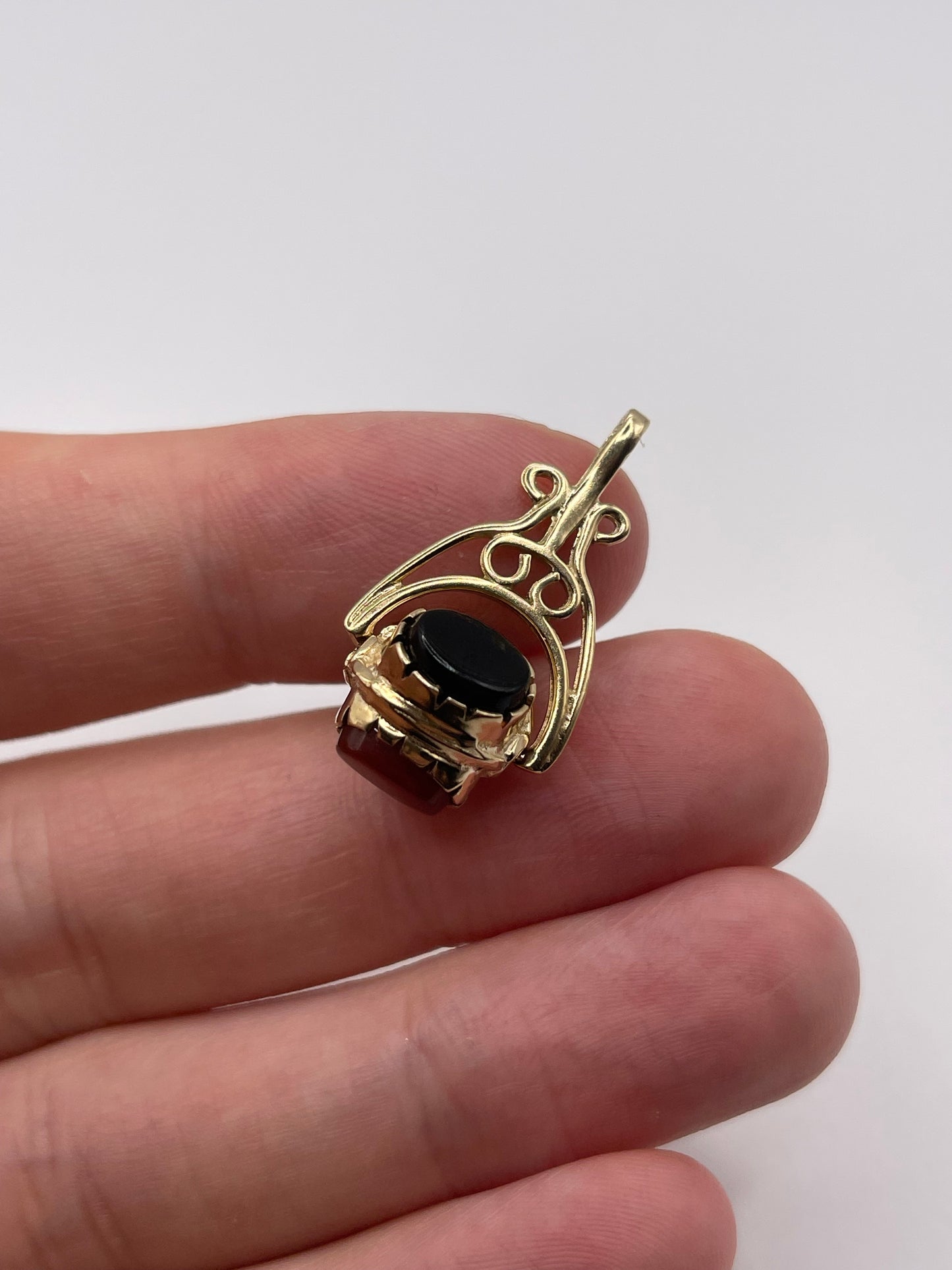 9ct gold gemstone spinning fob pendant