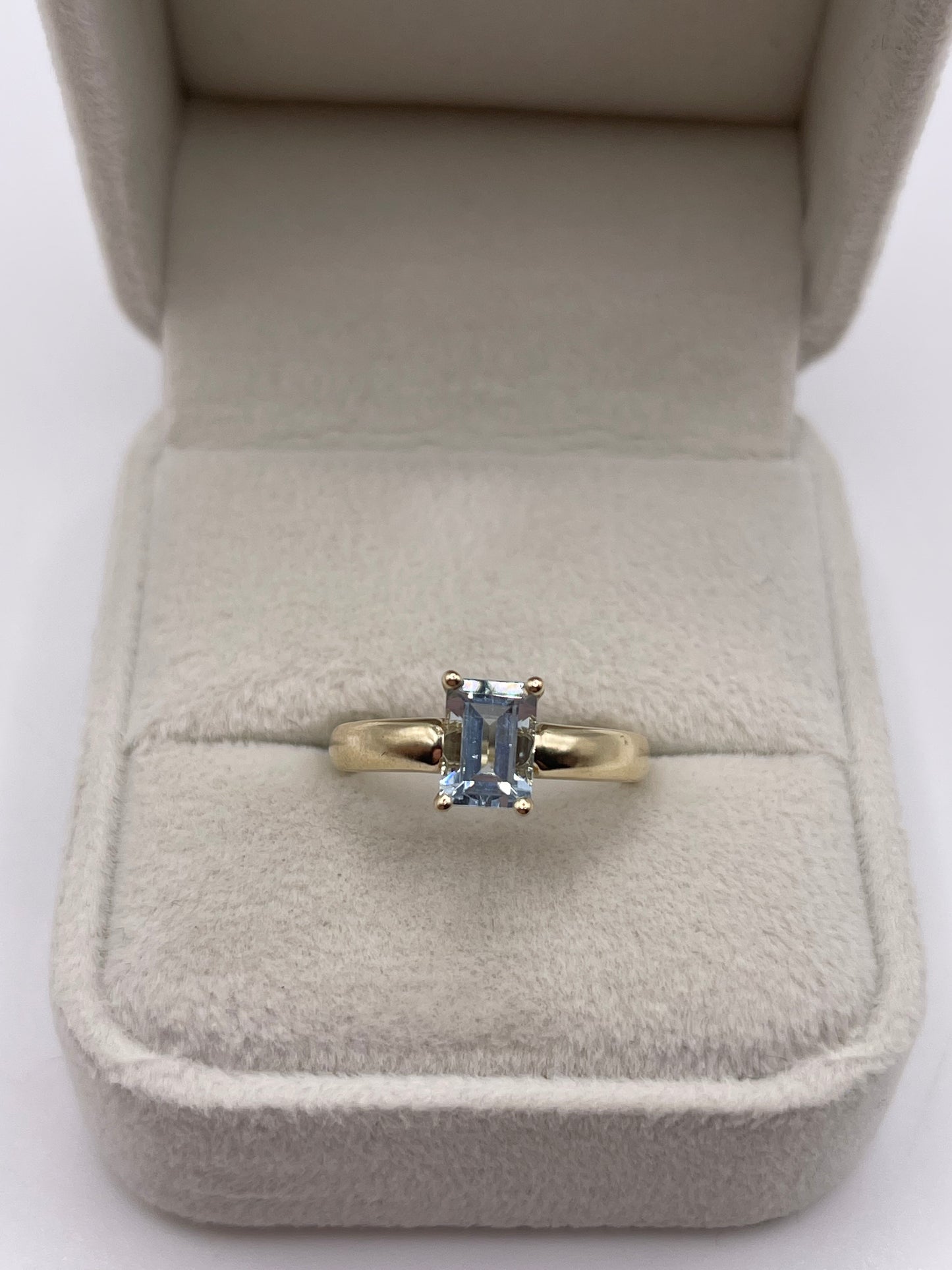 9ct gold aquamarine ring