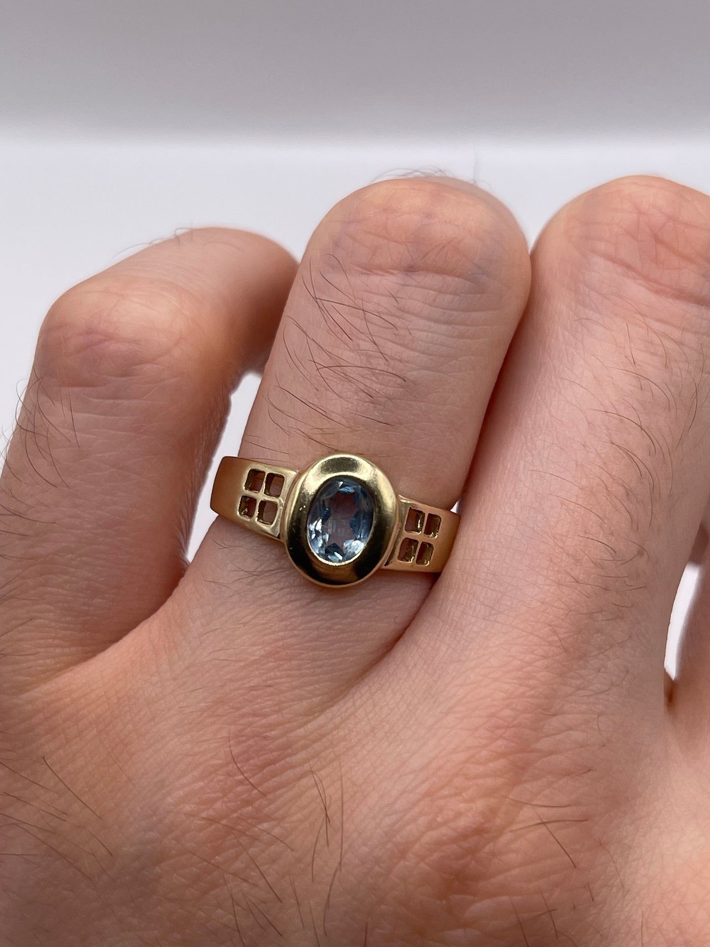 9ct gold blue topaz ring